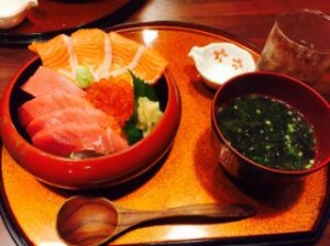 有名な海鮮丼を食べに行きました！ めちゃくちゃ美味しかったです。